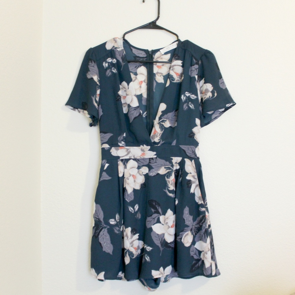 NWT ASTR Magnolia V Neck Floral Green Romper Small